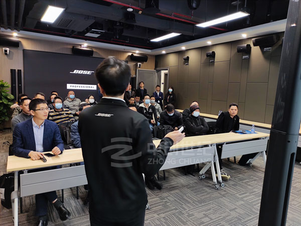 BOSE 技術工程師張永奎為來賓們詳細介紹會場中的BOSE音響產(chǎn)品